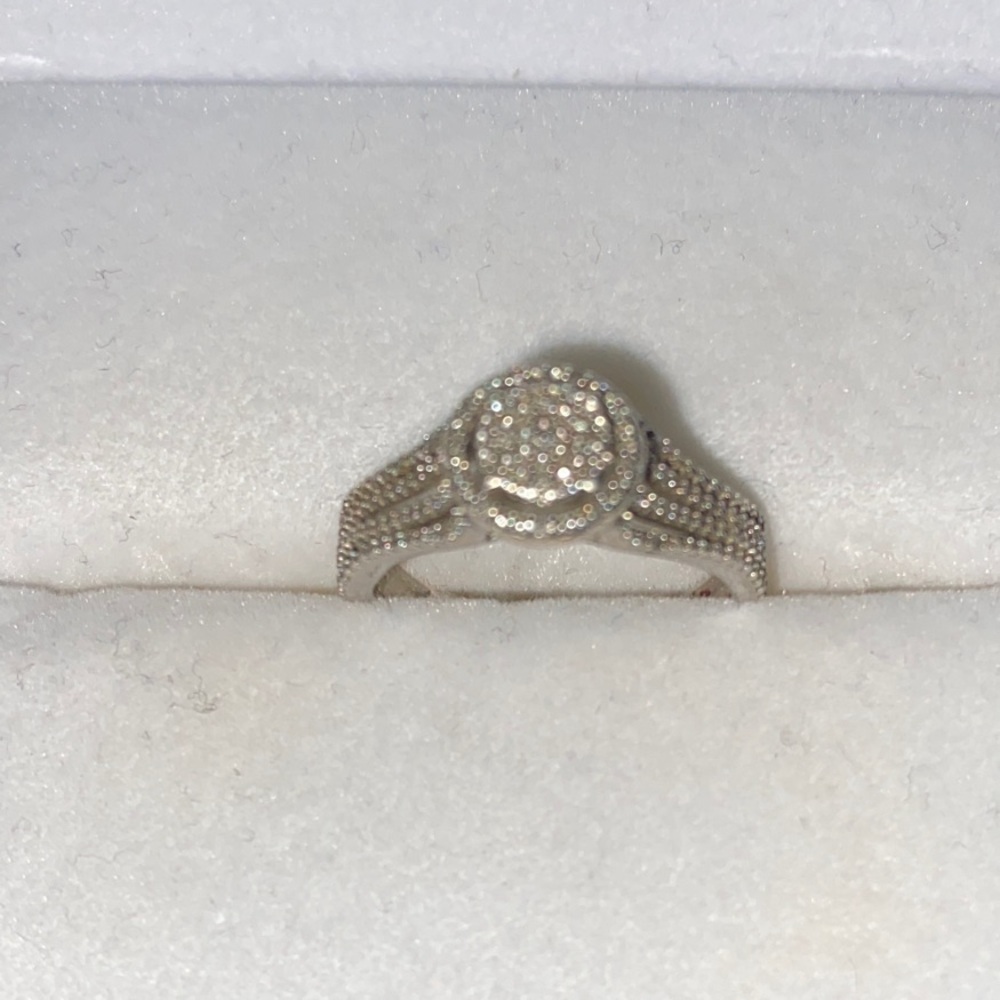 Elegant Silver Ring with Sparkling diamond Accents